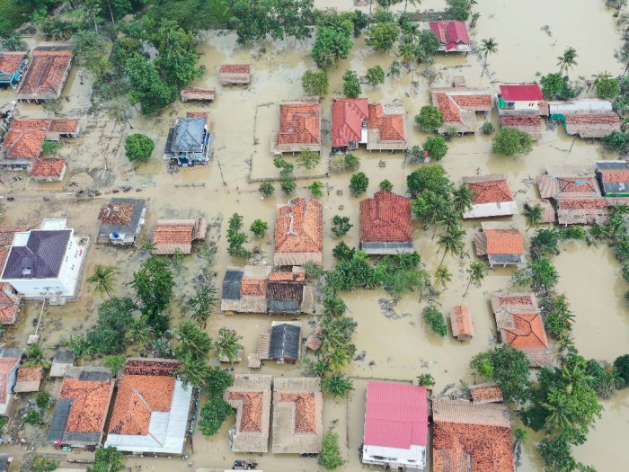 FOTO: Desa Karangligar Karawang Masih Terendam Banjir