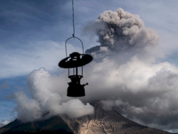 FOTO: Gunung Sinabung Semburkan Material Vulkanik