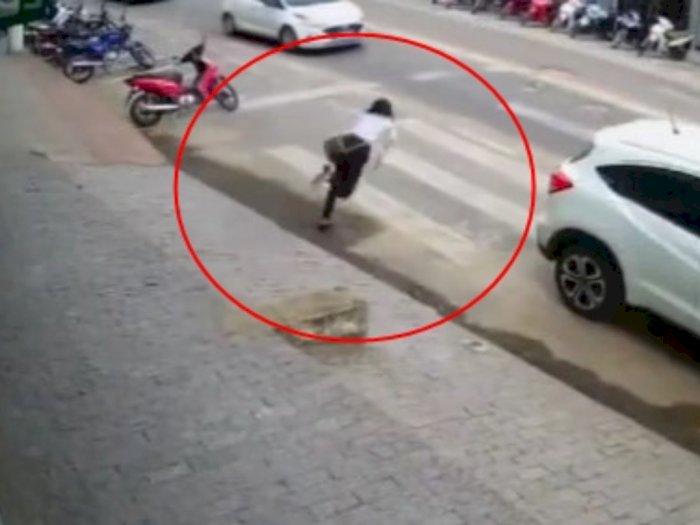 Detik-detik Wanita Jatuh Terlempar saat Jalan Sendirian, Ternyata Ini Penyebabnya