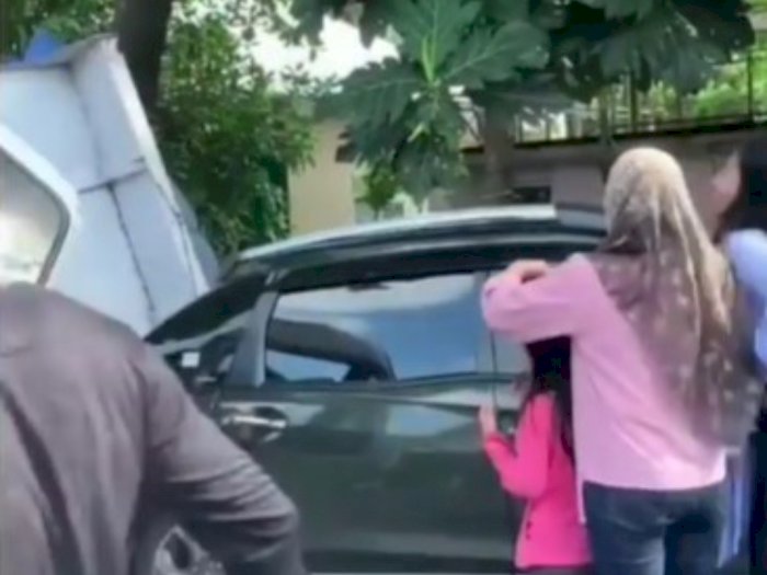 Viral Mobil Hancur Ditimpa Truk Pengangkut Bongkahan Aspal, Pemiliknya Nangis Histeris