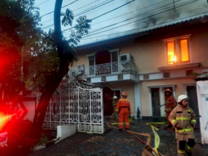 Tujuh Unit Mobil Damkar Berjibaku Padamkan Api di Rumah Mantan Kapolda Metro Jaya