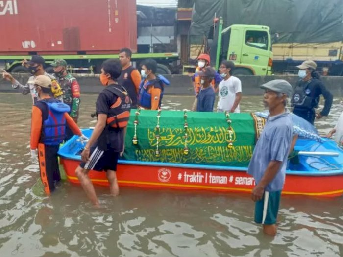 Terkepung Banjir, Jenazah yang Hendak Dimakamkan Terpaksa Dibawa Pakai Perahu