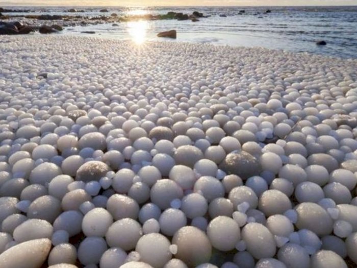 Fotografer Ini Abadikan Kejadian Tak Biasa di Daerah Pulau Hailuoto, Dipenuhi Telur Es!