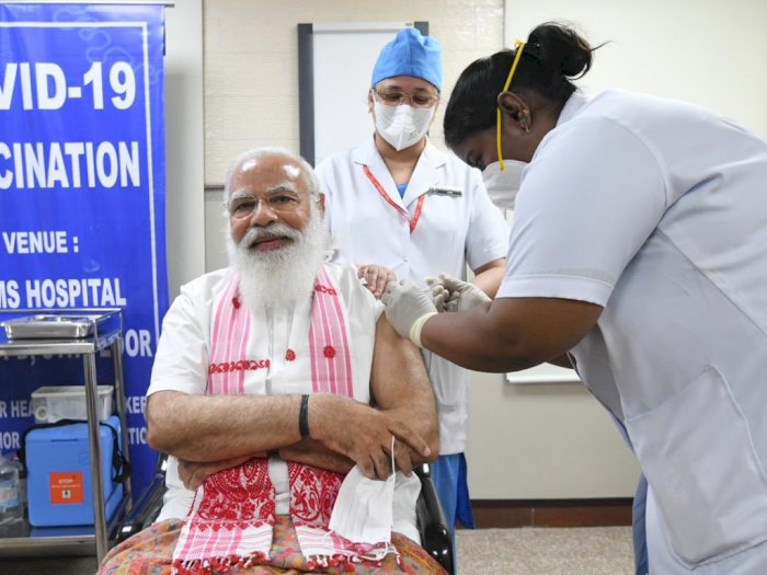 PM India Narendra Modi Terima Vaksin COVID-19 Produksi Dalam Negeri