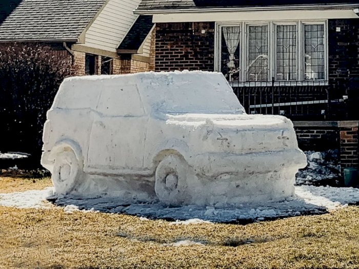 Karyawan Ford Ini Buat Replika Mobil Bronco dengan Memakai Salju!
