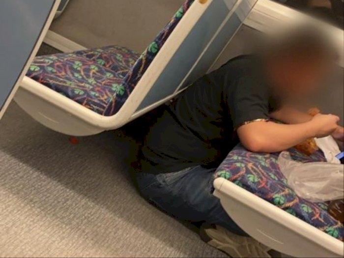 Jadi Tontonan Penumpang, Pria Ini Santai Makan di Kursi Kereta dan Duduk Bersila di Lantai