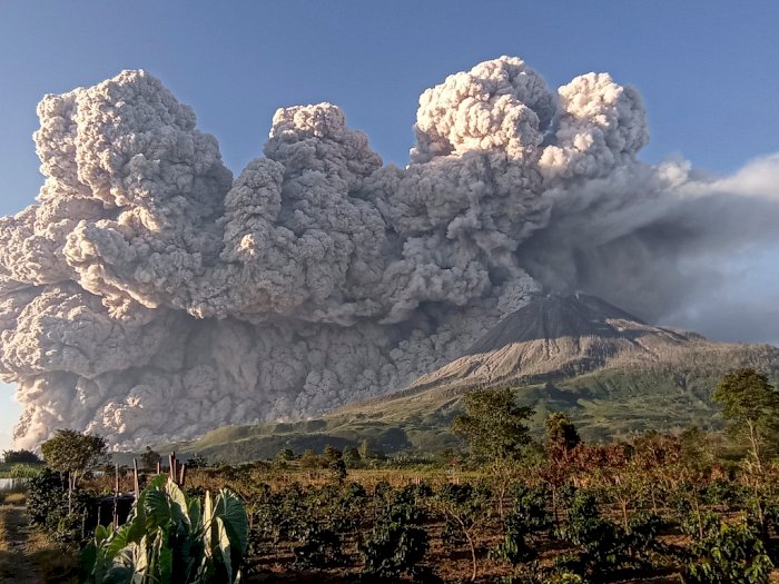FOTO: Erupsi Gunung Sinabung 2 Maret 2021