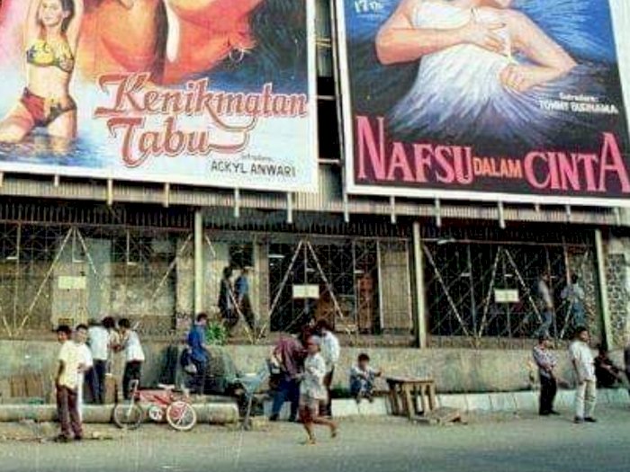 Foto Jadul Banner Film Dewasa Terpampang Jelas, Netizen Malah Salfok Gambar Sensual