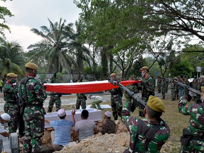 Jenazah Prajurit TNI yang Jadi Korban MIT Dimakamkan Dengan Upacara Militer di Pekanbaru