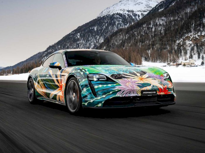 Melihat Mobil Porsche Taycan Hasil Kolaborasi dengan Seniman Richard Phillips