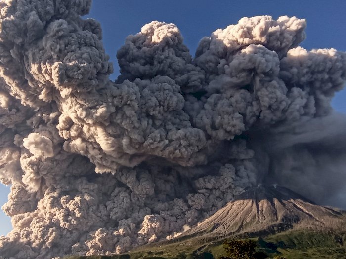 Gunung Sinabung Kembali Erupsi, Luncuran Awan Panas Terjadi Selama 332 Detik