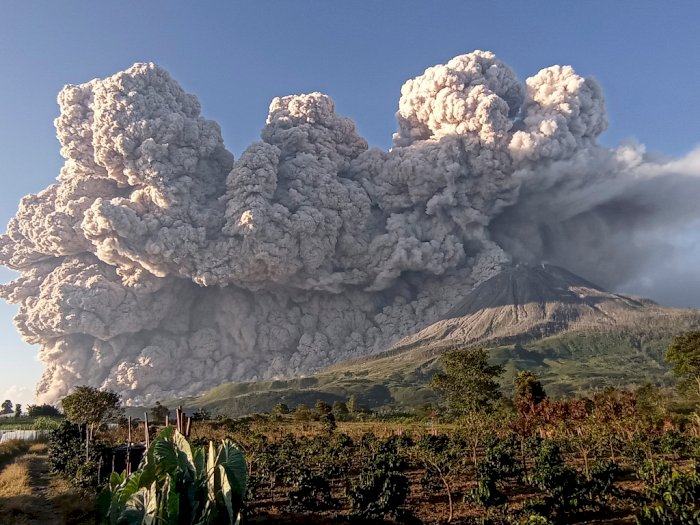 Abu Vulkanik Akibat Erupsi Gunung Sinabung di Karo Tak Ganggu Penerbangan di Kualanamu