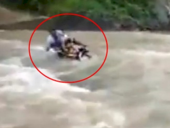 Perjuangan Guru Honorer di Sukabumi Terobos Arus Sungai Ini Bikin Terharu