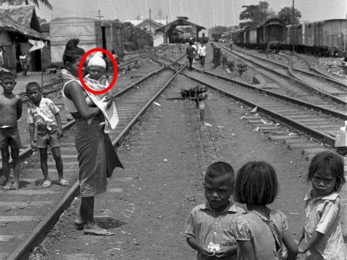 Foto Jadul Warga di Bantaran Rel Kereta Api Jakarta 1971, Netizen Salfok Bayi Digendong