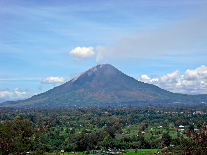Gunung Sinabung di Tanah Karo, Sempat Tidur Panjang, Kini Kembali Aktif