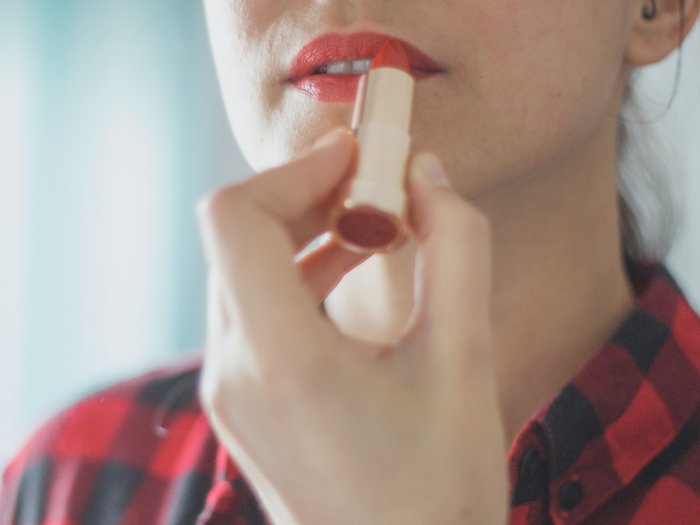 Cukup 5 Bahan, Begini Cara Mudah Manfaatkan Lipstik Matte Jadi Glossy
