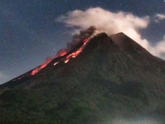 Gunung Merapi Luncurkan 13 Kali Guguran Lava Pijar Sejauh 1 Km