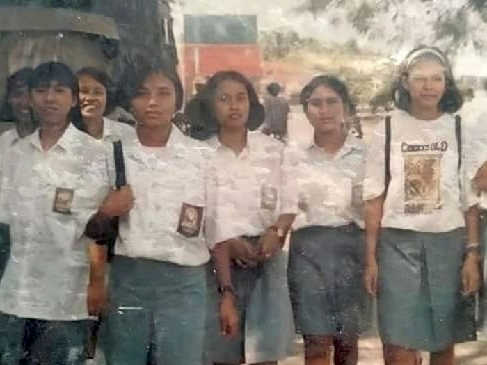 Viral Foto Jadul Rombongan Cewek SMA Pulang Magang Tahun 1995, Netizen Salfok Kaos Kaki 