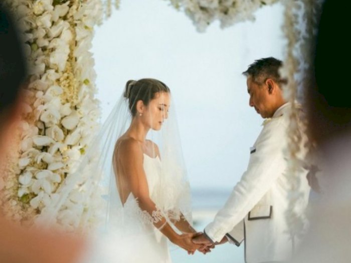 Julie Estelle Menikah dengan David Tjiptobiantoro di Maladewa