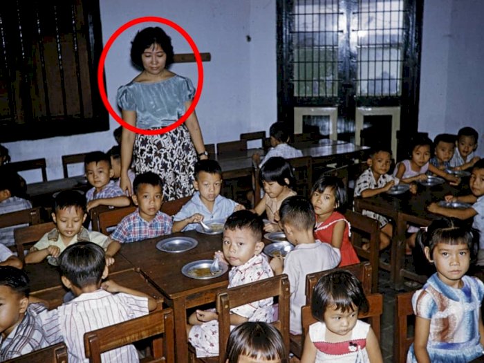 Viral Foto Jadul Murid Makan Siang di Kelas Tahun 1960-an, Netizen Salfok Wajah Gurunya