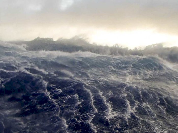 Cuaca Buruk, Perahu Pemancing Terbalik Kena Hantam Gelombang Tinggi Perairan Kolaka