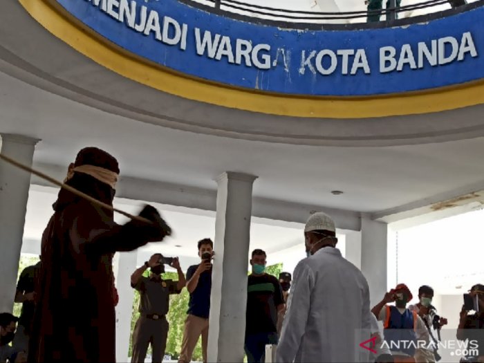 Ketahuan Mesum di Dalam Mobil, Oknum PNS Aceh Akhirnya Dicambuk 18 Kali