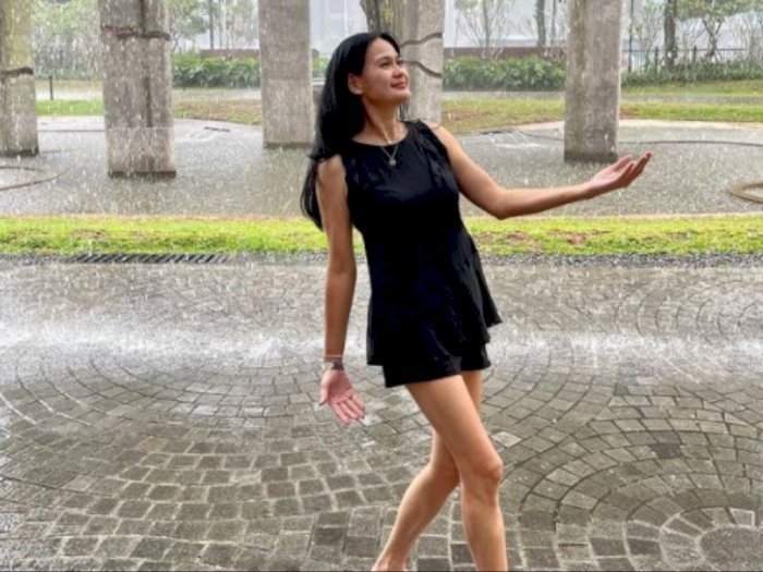Dibalut Pakaian Serba Hitam, Donna Harun Pamer Foto Hujan, Netizen Salfok pada Bagian Ini