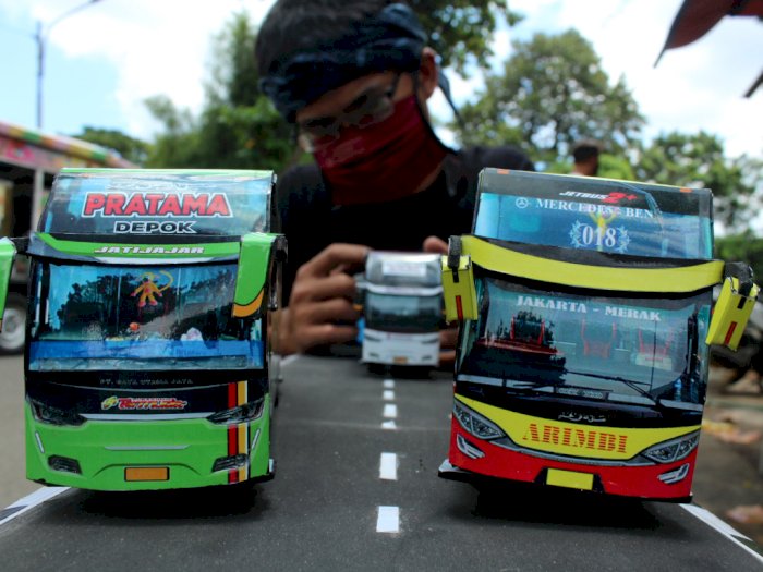 FOTO: Kerajinan Miniatur Bus dari Kertas Tiga Dimensi di Bogor