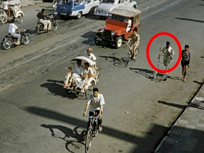 Viral Foto Jadul Jenis Transportasi di Jakarta 1970, Netizen Malah Salfok Pria Bawa Troli