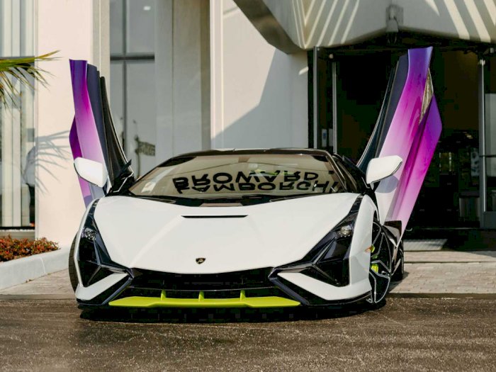 Melihat Mobil Lamborghini Sian dengan Paduan Warna Ungu, Hijau, dan Putih