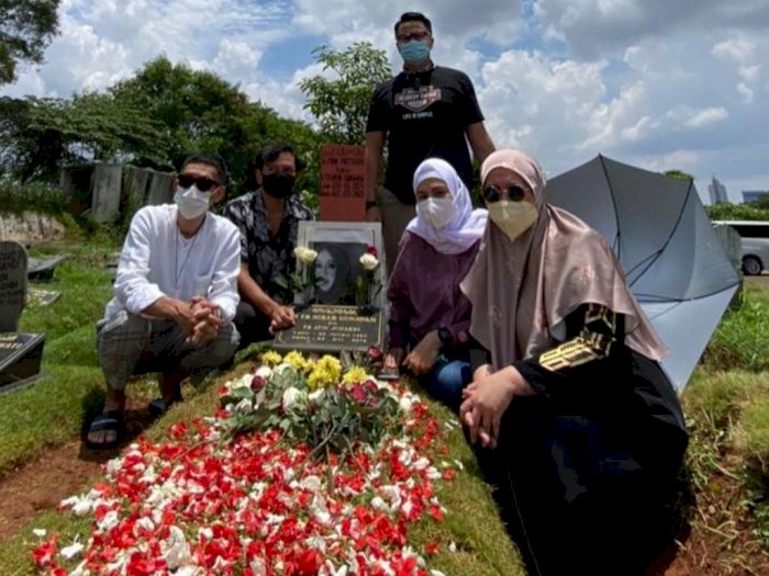 Melly Goeslaw Ziarah ke Makam Rina Gunawan, Tanggal di Batu Nisan Bikin Netizen Salfok