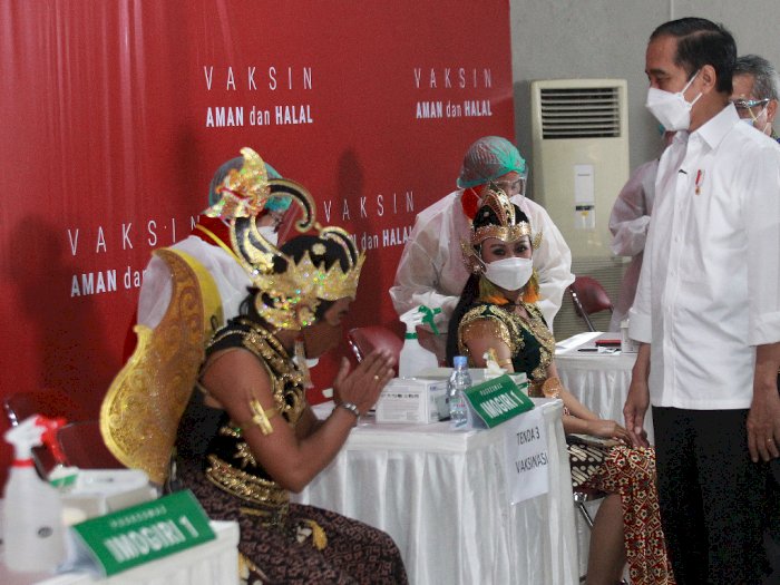 FOTO: Presiden Joko Widodo Tinjau Vaksinasi Seniman di Yogyakarta
