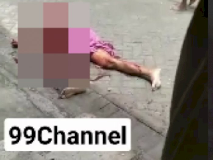 Mengerikan, Pria Dibacok di Pinggir Jalan di Surabaya, Usus Terburai dan Bahunya Kroak