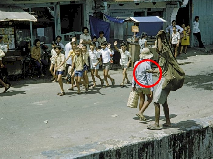 Viral Foto Jadul Jalanan Jakarta 1970 Netizen Salfok Benda Yang Dipegang Pria Bawa Karung Indozone Id