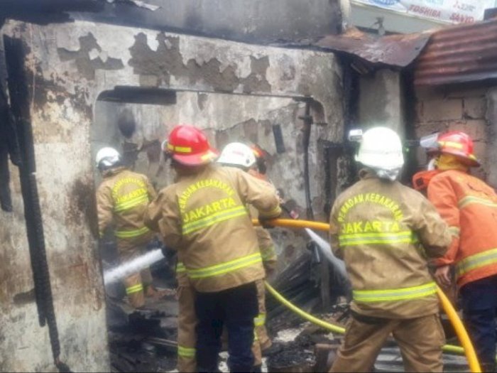 36 Personel Damkar Terjun Jinakkan Api yang Membakar Warung Tongseng di Pondok Labu