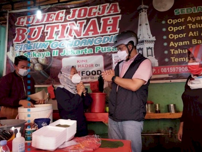 Anies Baswedan Makan Gudeg Kaki Lima, Netizen: Gubernur Rasa Presiden