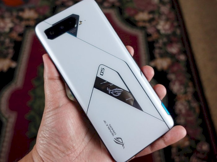 ASUS ROG Phone 5 Resmi Hadir dengan RAM 18GB dan Headphone Jack!