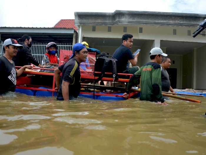 FOTO: Evakuasi Korban Banjir di Makassar