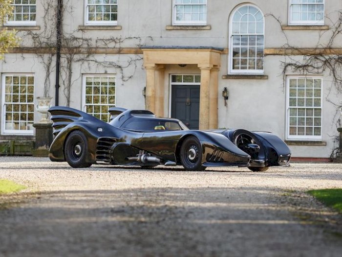 Replika Mobil Batman Sepanjang 7 Meter Ini Dijual Seharga Rp590 Jutaan!