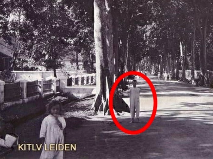 Viral Foto Jadul Bocah di Makassar 1920, Netizen Salfok Keberadaan Tangan yang di Belakang