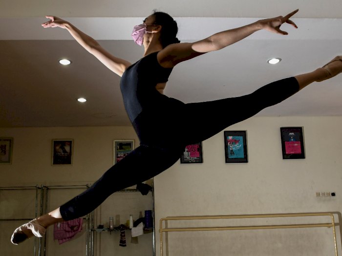 FOTO: Berlatih Balet Tatap Muka Saat Pandemi 