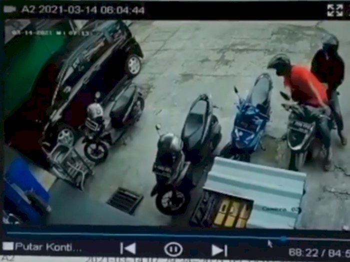 Video Detik-detik Pencuri Gagal Gasak Sepeda Motor Beraksi di Depan Apotek