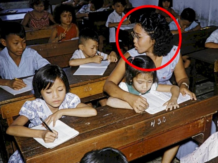 Viral Foto Jadul Murid Sekolah Belajar di Jawa 1970-an, Netizen Malah Salfok ke Ibu Guru