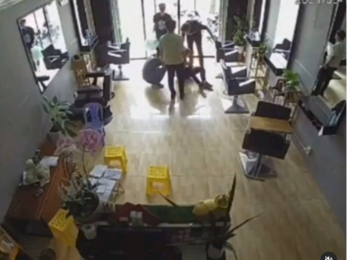 Momen Pria yang Tabrak Pintu Kaca yang Bening, Netizen: Kasian Kena Mental