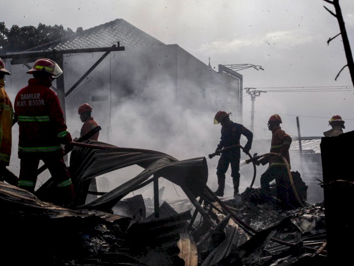 FOTO: Kebakaran Gudang Barang Bekas di Bogor