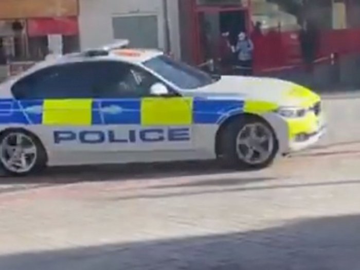 Mobil Polisi Ini Melakukan Atraksi 'Donat' di Jalanan, Ada Penumpang di Bagian Belakang! 