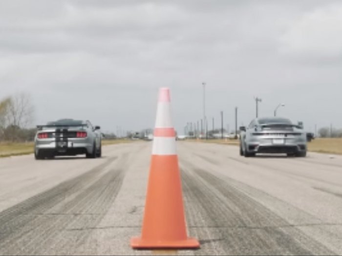 VIDEO: Tampilan Drag Race antara Porsche 911 Turbo S dan Ford Mustang GT500!