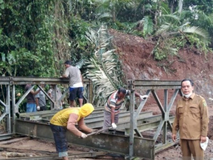 Terputus Akibat Banjir Bandang, Tapsel Rakit Ulang Jembatan Bailey di Desa Sitaratoit