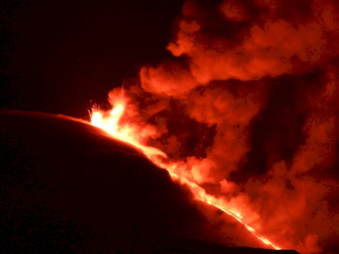 Gunung Etna di Italia Meletus untuk Ke-13 Kalinya dalam Sebulan