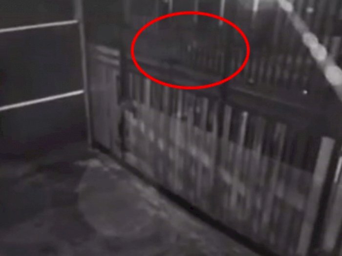 Horor! Sosok Mirip Anak Kecil Terekam Kamera CCTV pada Pukul 4 Dini Hari